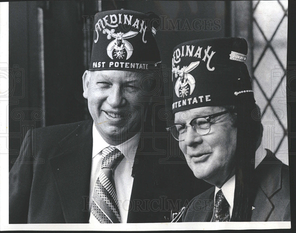 1972 Press Photo Outgoing Potentate William Mutter, Incoming Thomas Roberts - Historic Images