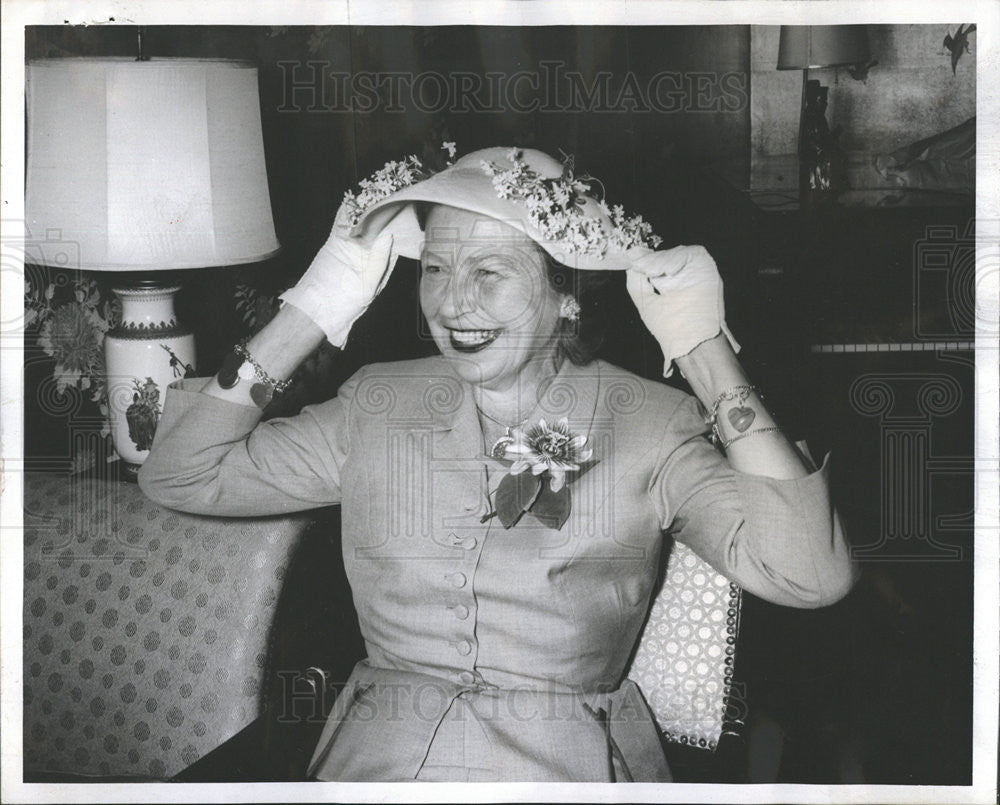 1956 Press Photo Mrs Donald Roberts - Historic Images