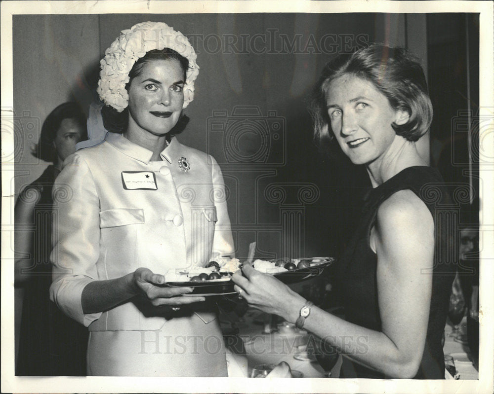 1965 Press Photo Mrs Sheperd M Roberts Jr Committee Meeting - Historic Images