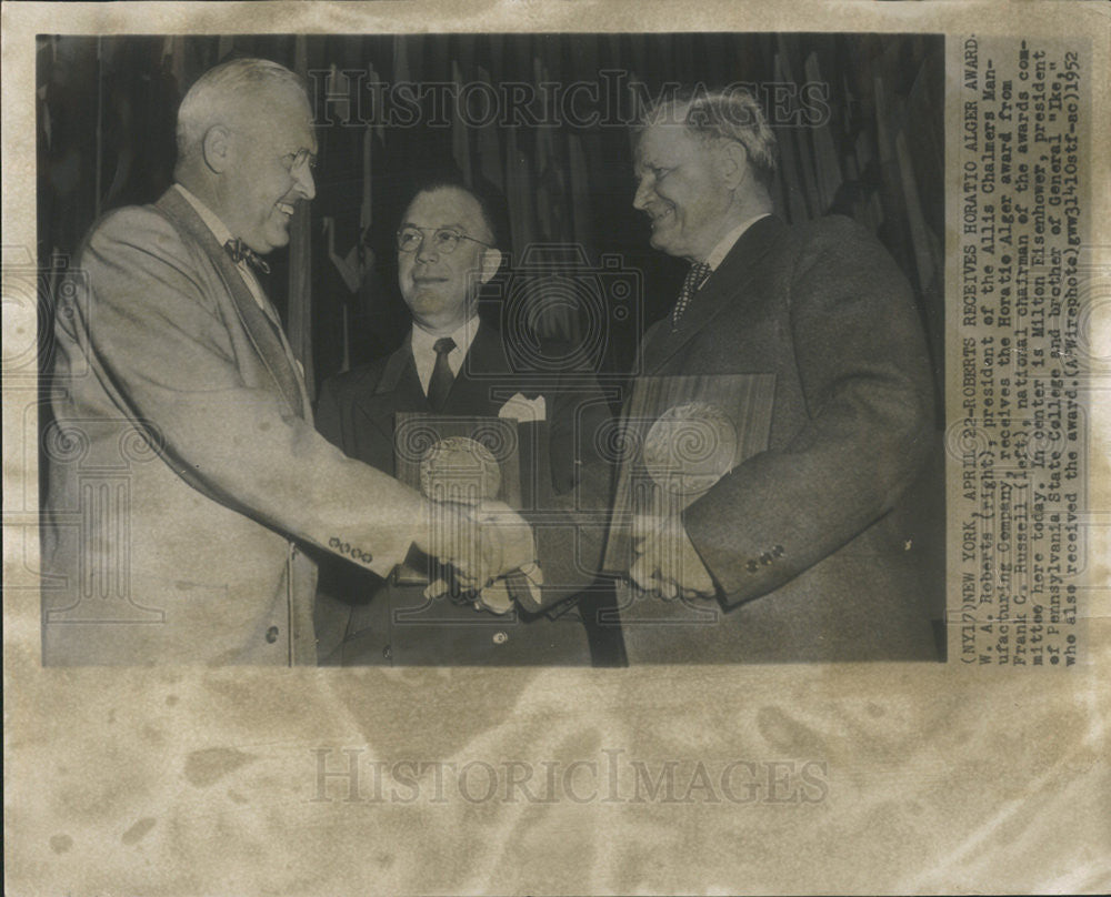 1952 Press Photo W. A. Roberts recieves reward. - Historic Images