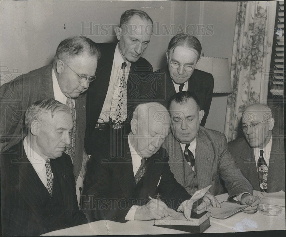 1950 Press Photo Seated John Young, William Gilfoil, John Fitzsimmons, Standing - Historic Images