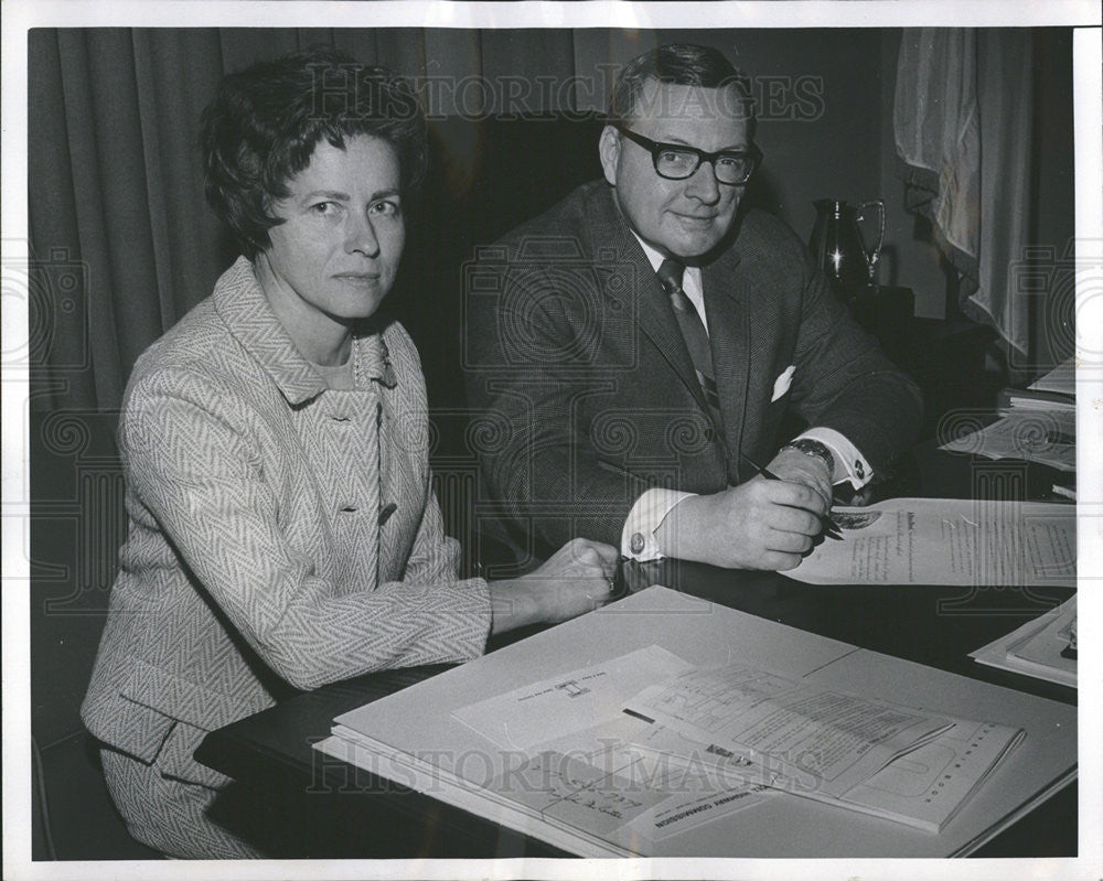 1969 Press Photo Gov Ogilvie Presenting Proclamation to Mrs Raymond Robertson - Historic Images