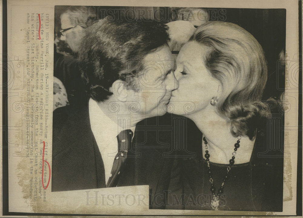 1976 Press Photo Cliff Robertson &amp; Wife Dina Merrill at Birthday Party for Wife - Historic Images