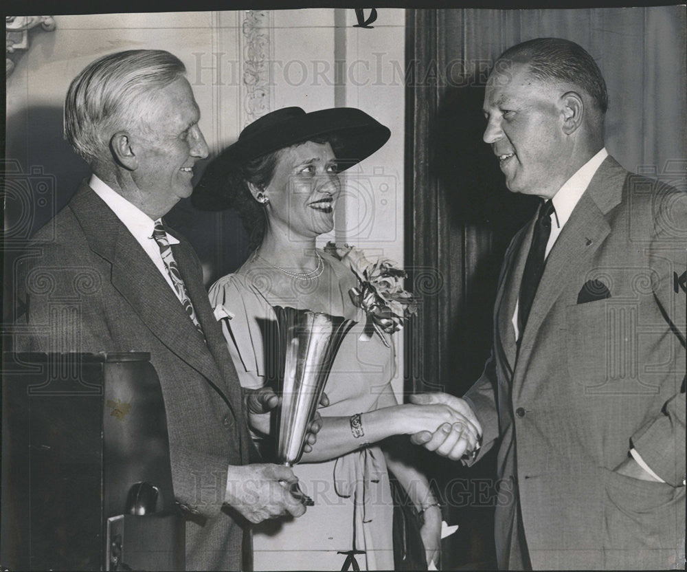 1944 Press Photo Ester N. Latzke center, Homer Buckley, left &amp; Gov. Dwight - Historic Images