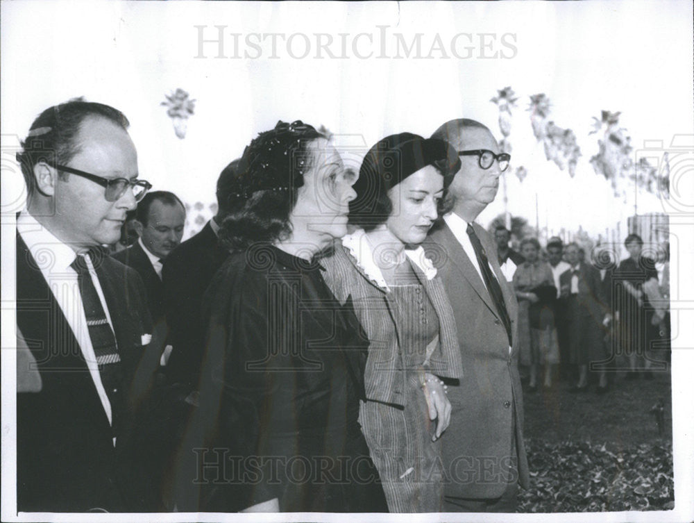 1958 Press Photo Mrs Jesse Laskey and Others Attend Funeral For Jesse Laskey - Historic Images