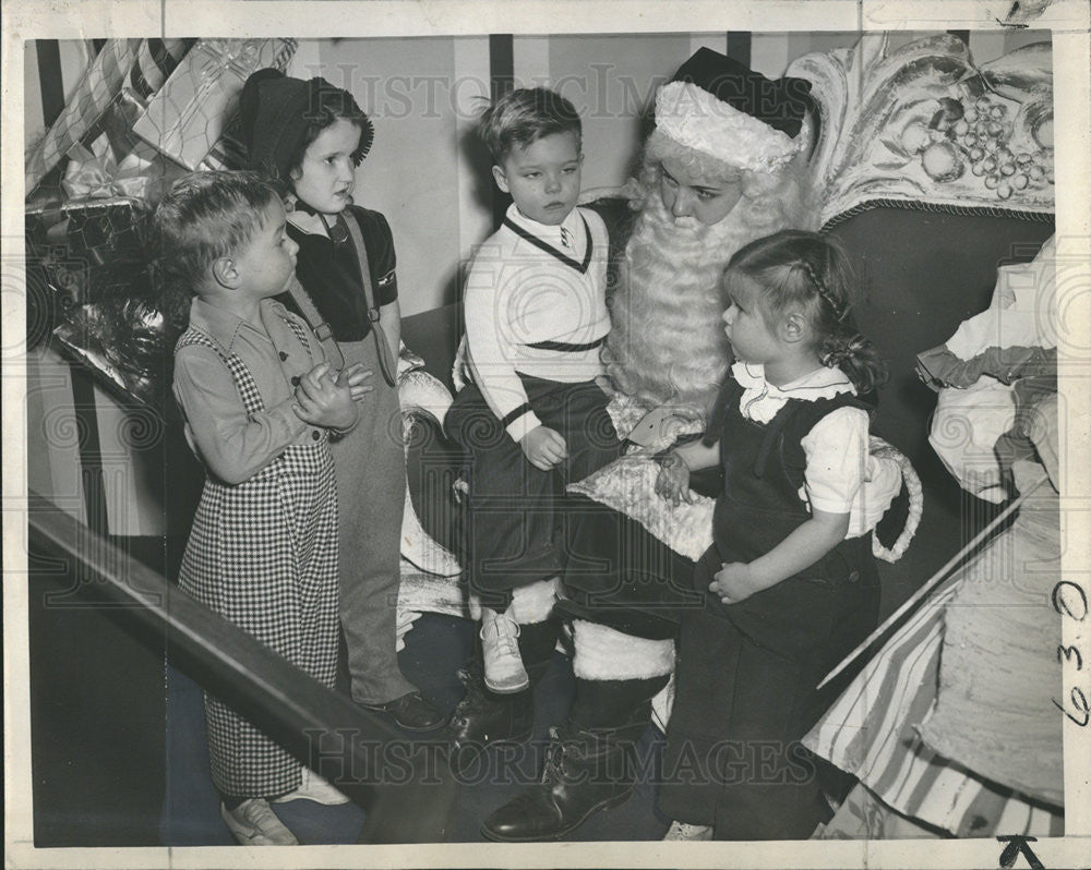 1946 Press Photo Val Lauder play Santa to Michael Hahne, Diane Woehrel, Joseph - Historic Images