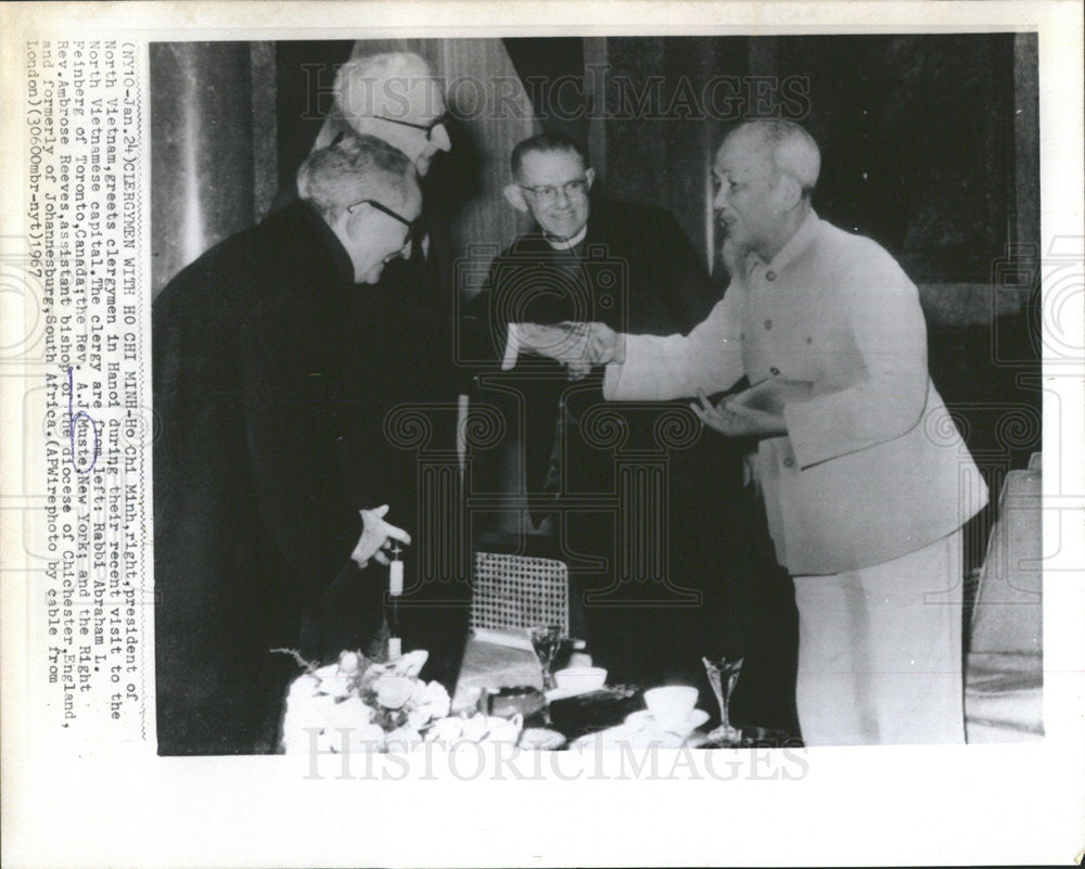 1967 Press Photo Pres of N Vietnam Minh with Clergyman Visiting Hanoi - Historic Images