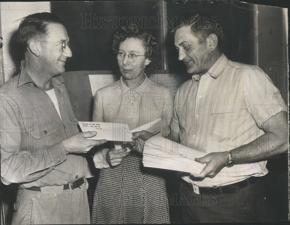 1946 Press Photo L.P. Reese (right) Scio Ohio Pottery president, gives bonuses - Historic Images