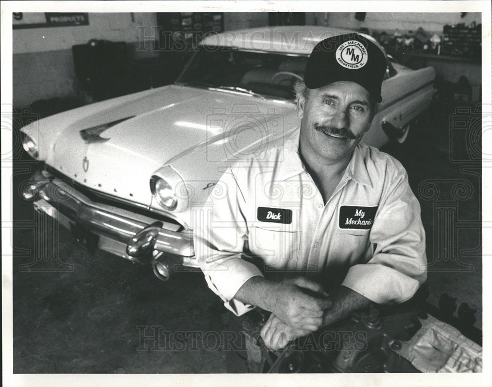 1989 Press Photo Dick Polson.owner of MY MECHANIC garagewith 1955 Lincoln car - Historic Images