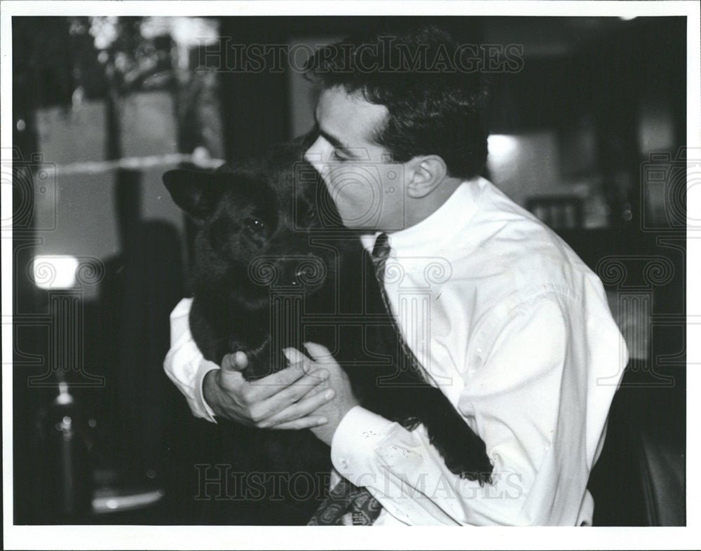 1993 Press Photo Tony Williams and his dog Mishia forced to move because of pet - Historic Images