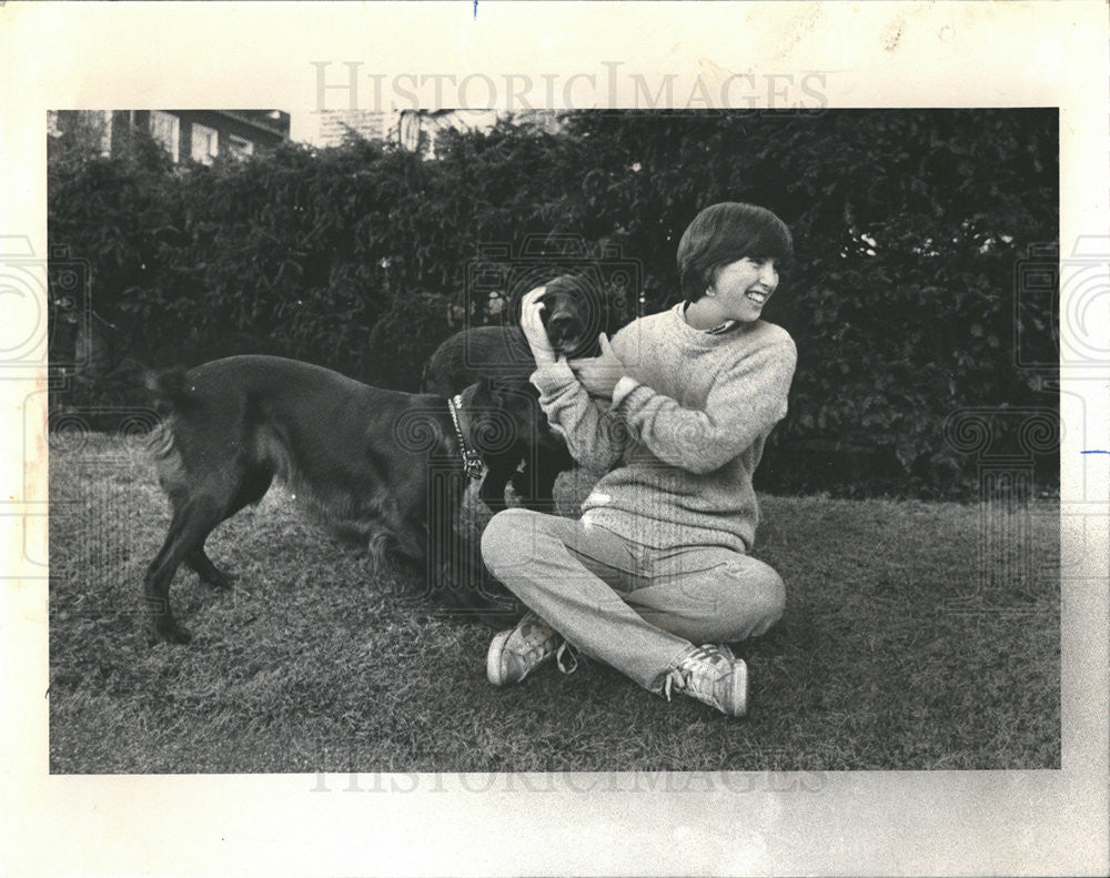 1981 Press Photo Lisa Parsons ,student at Kenwood HS and her dogs - Historic Images