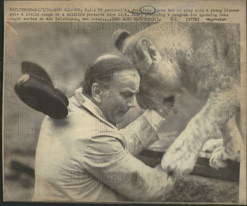 1972 Press Photo Jack Paar Plays with Lioness - Historic Images