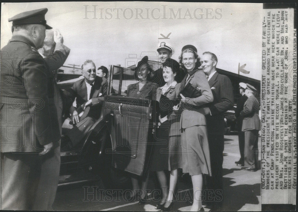 1942 Press Photo Lt and Mrs John roosevelt,Mrs James and Mr &amp; Mrs John Boettiger - Historic Images