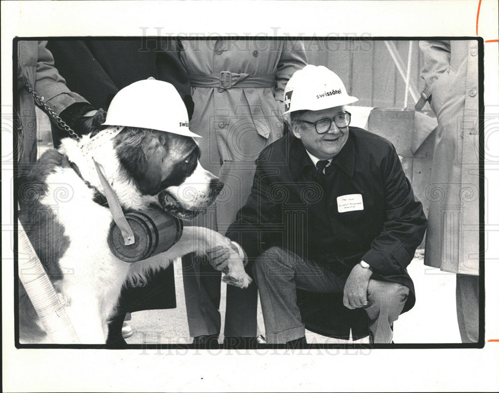 1987 Press Photo Fred Laubi Shakes Gaby&#39;s Paw At Opening Of Swiss Grand Hotel - Historic Images