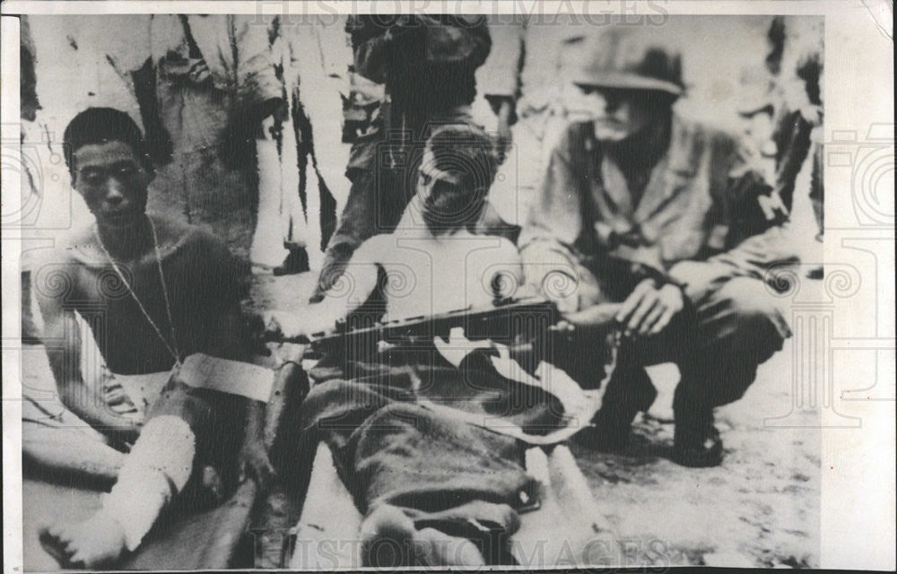 1950 Press Photo Roy Manring North Korean Soldier Shooting Victim - Historic Images