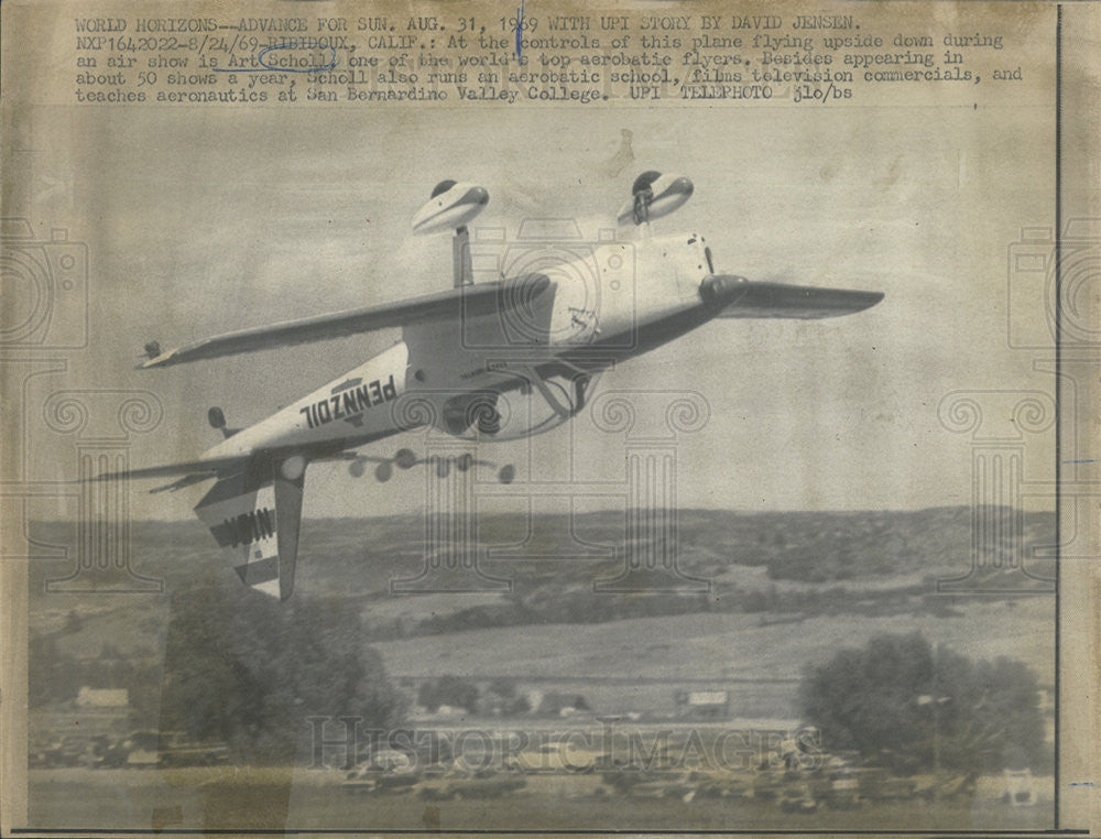 1969 Press Photo Flying Pane Upside Down Art Scholl - Historic Images