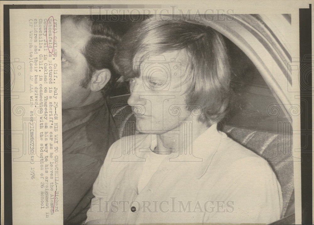 1949 Press Photo Richard Schoenfeld Leaving Alameda County Jail Child Abduction - Historic Images