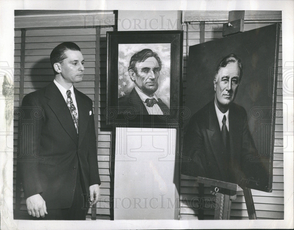 1947 Press Photo Artist Boris Plenkovich with Paintings pf Lincoln &amp; Kennedy - Historic Images