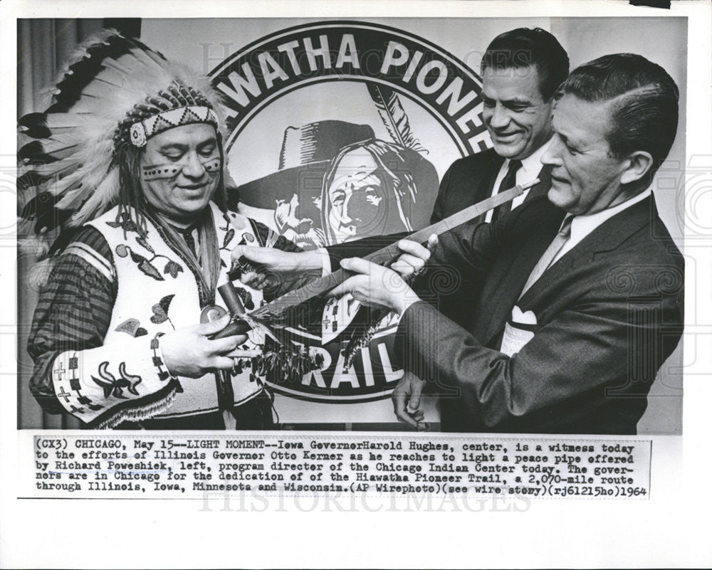 1964 Press Photo Iowa Gov. Harold Hughes &amp; Illinois Gov. Otto Kerner Peace Pipe - Historic Images