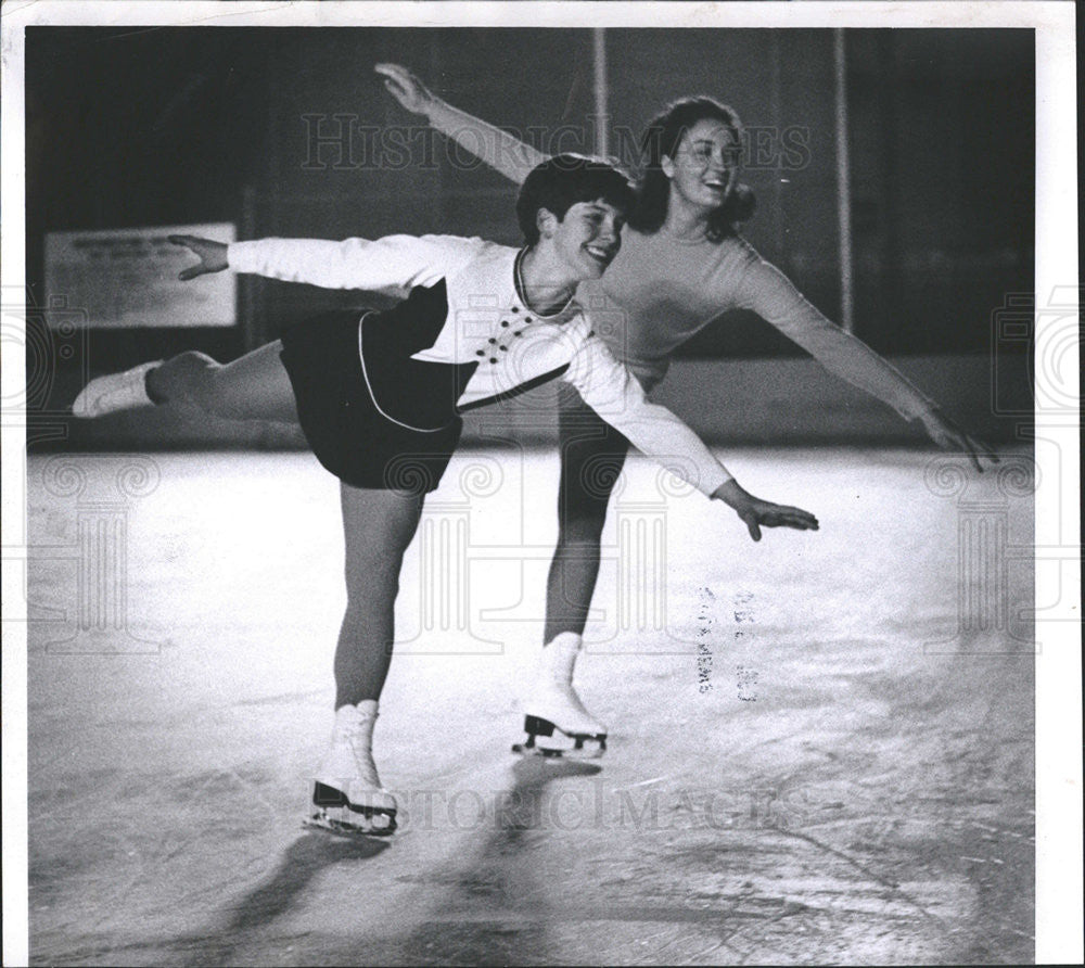 1969 Press Photo Vicki Pisterzi Kathy Brennan Figure Skater - Historic Images