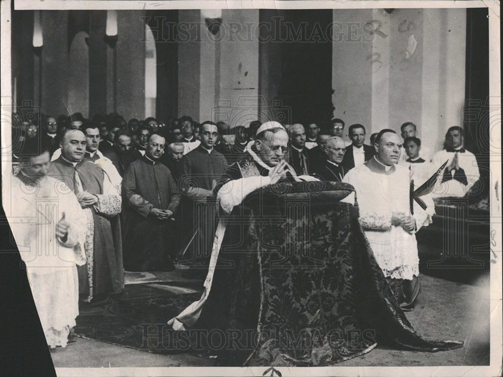 1937 Press Photo Pope Pius XI Praying Chapel New College Propagation Faith - Historic Images