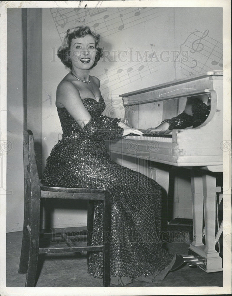 1950 Press Photo Roberta Quinlan, Singing Star Of The &quot;Mohawk Show Room&quot; - Historic Images