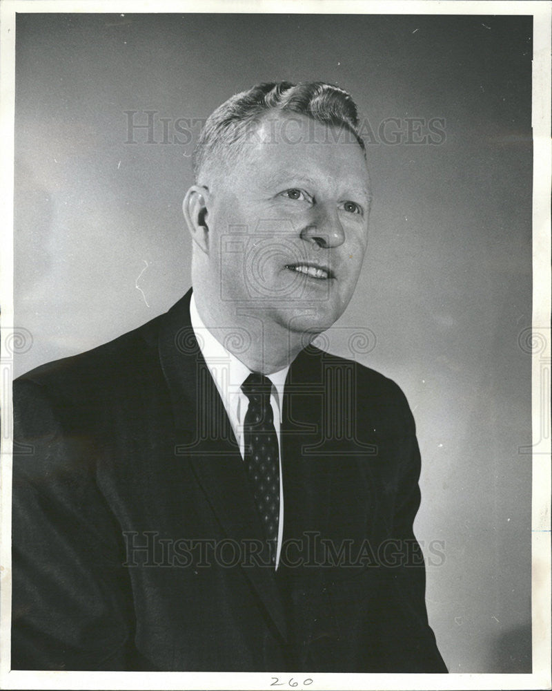 Press Photo Sterling, in business wear. - Historic Images