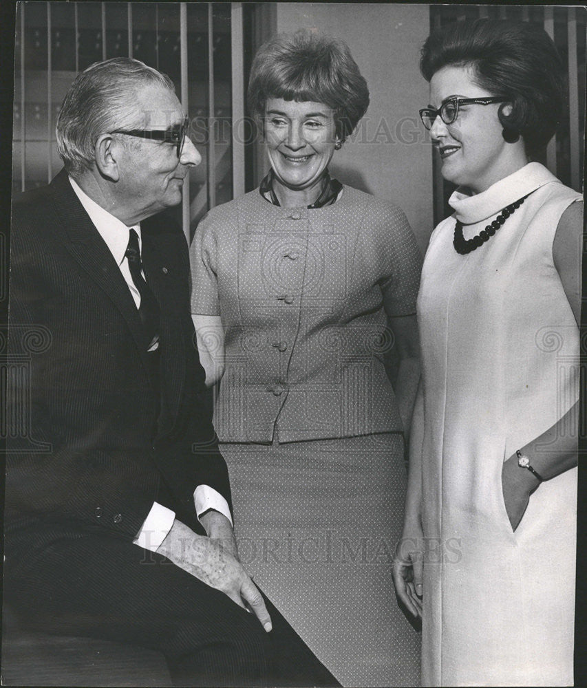 1967 Press Photo A. Rubloff welcomes Mrs. Weiss, center, and Mrs. S. Quinlan. - Historic Images