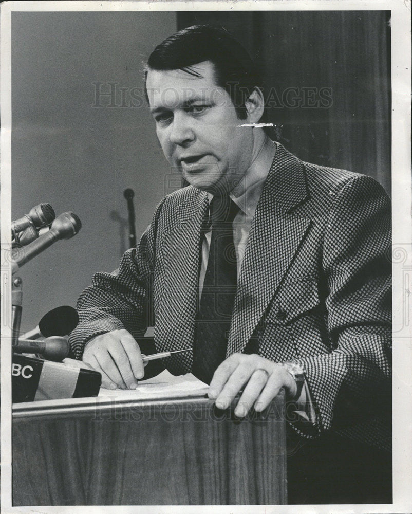 1980 Press Photo William R. Quinlan, Cororation Counsel at bpress conference. - Historic Images