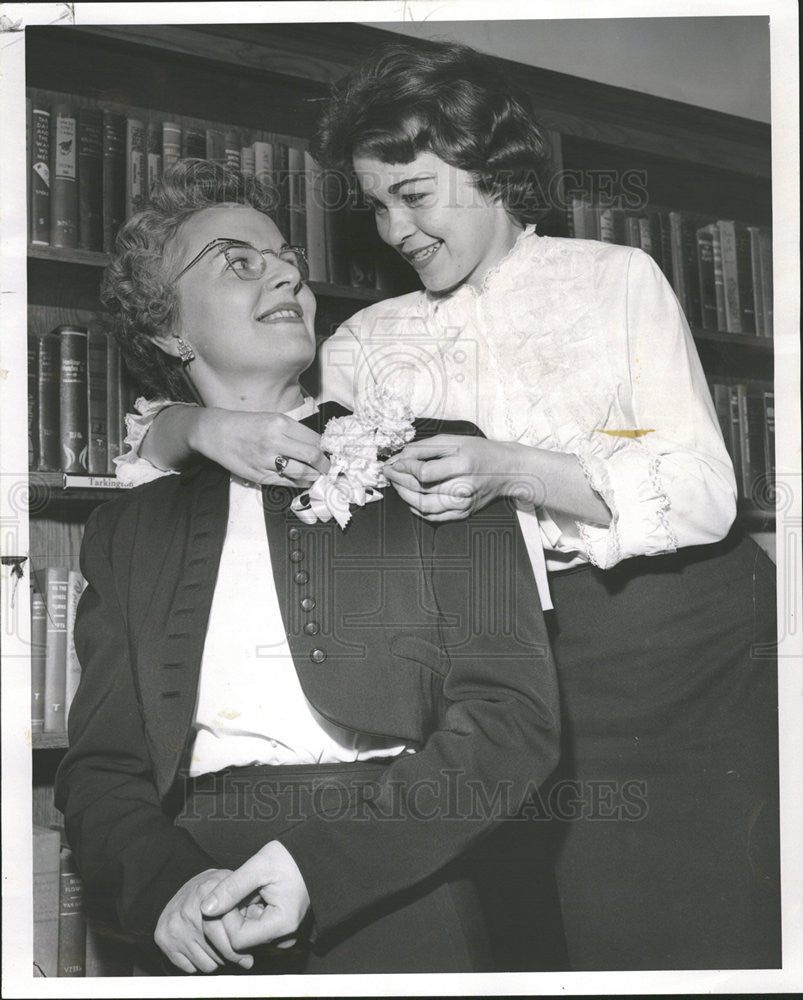 1959 Press Photo Mrs. Agnes Quinn Teacher Librarian - Historic Images