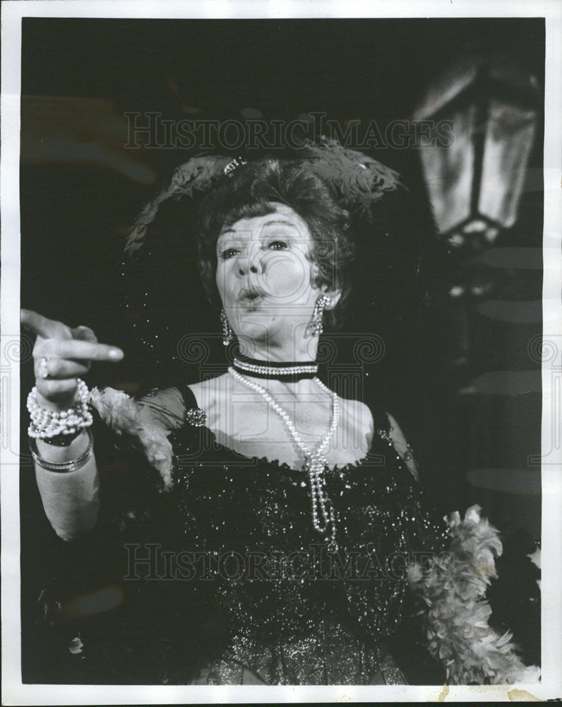 1974 Press Photo Stella Moray sings &quot;She was poor but she was honest&quot; - Historic Images