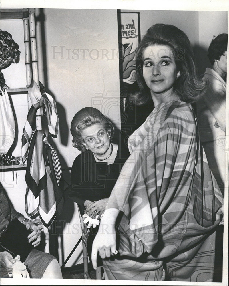 1967 Press Photo Mrs. Fred Poor, left, and Brooke Bremner. - Historic Images