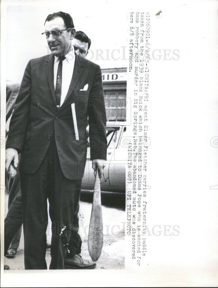 1965 Press Photo FBI Elmer Fletcher Carrying Paddle Duane Pope Robbery Murder - Historic Images