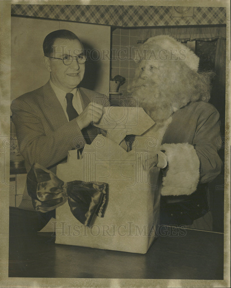 1955 Press Photo Francois Pope, and Santa Claus pull the winning letter from box - Historic Images