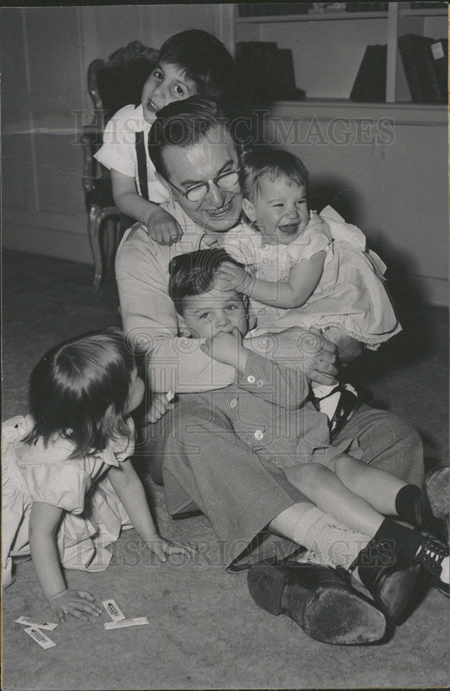 1953 Press Photo Francois Pope of WNBQ&#39;s Creative Cookery with his grandkids. - Historic Images