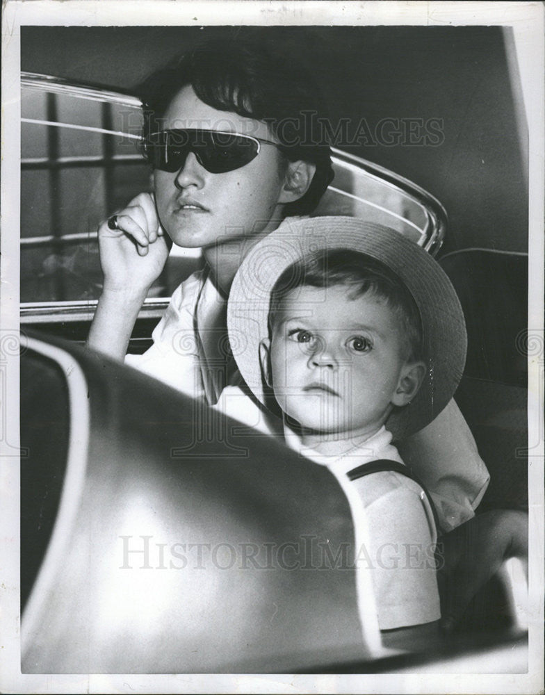 1952 Press Photo Roberto Rossellini Leaving Mom, Ingrid Bergman at Hospital - Historic Images