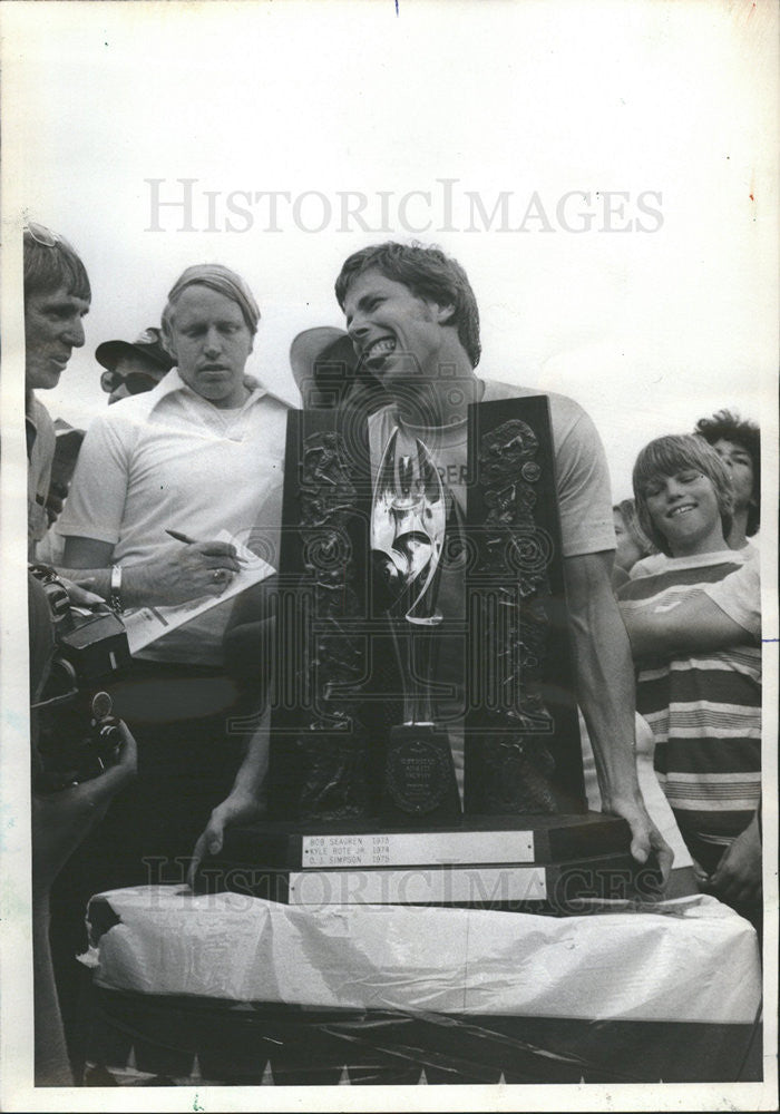 1976 Press Photo Kyle Rote Jr. With Superstars Competition Trophy - Historic Images