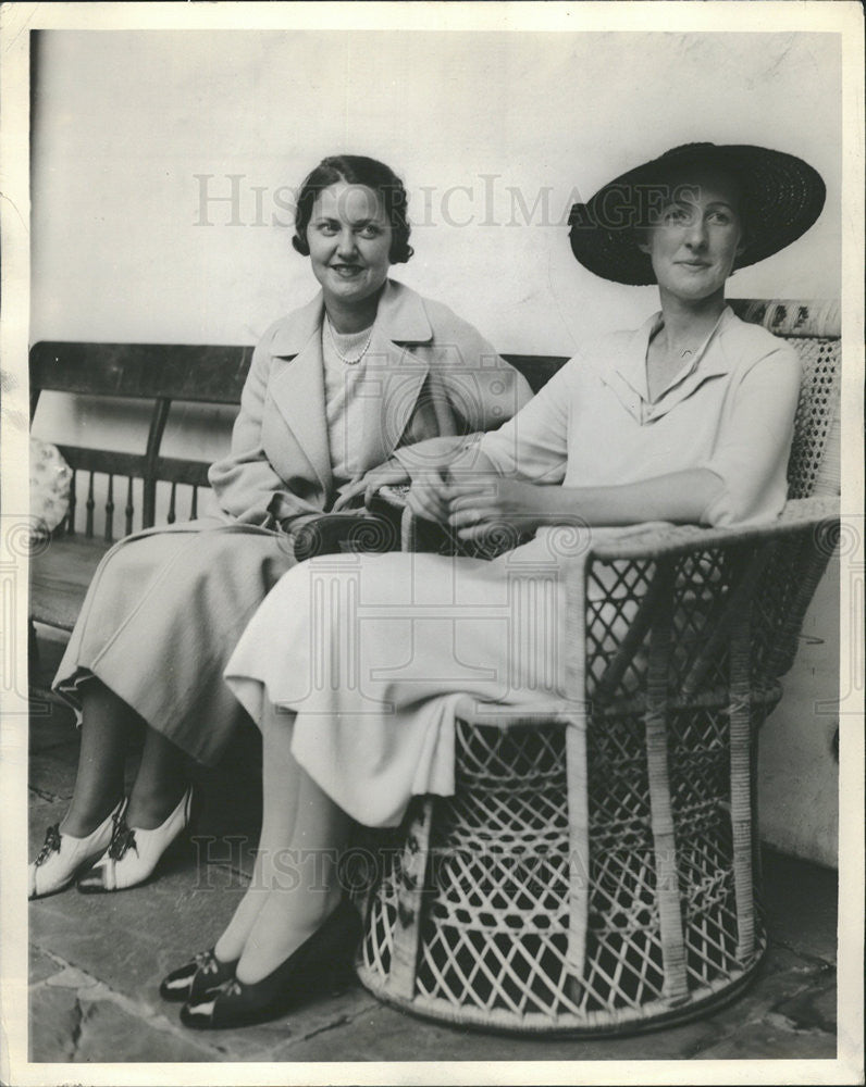 1936 Press Photo Mrs William Pope and Mrs. Harry Pope Jr At Outdoor Bridge Party - Historic Images