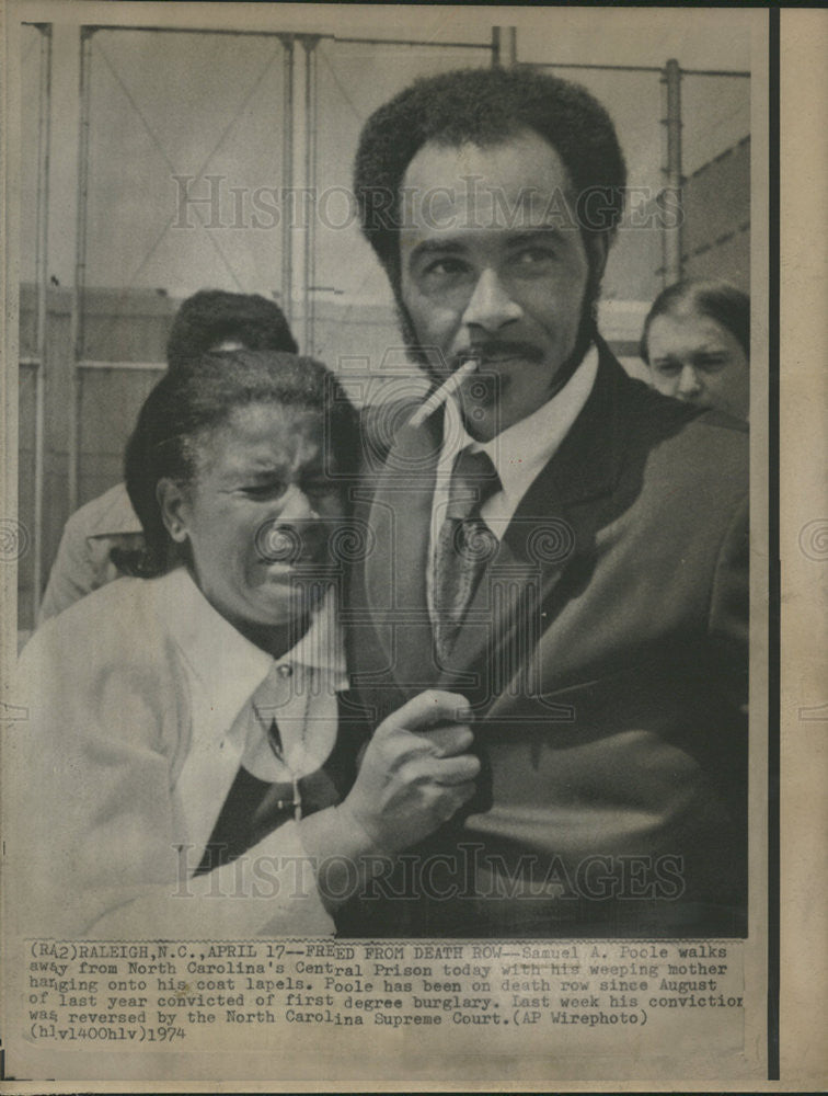 1974 Press Photo Freed from death row is Samuel A. Poole with his weeping mother - Historic Images