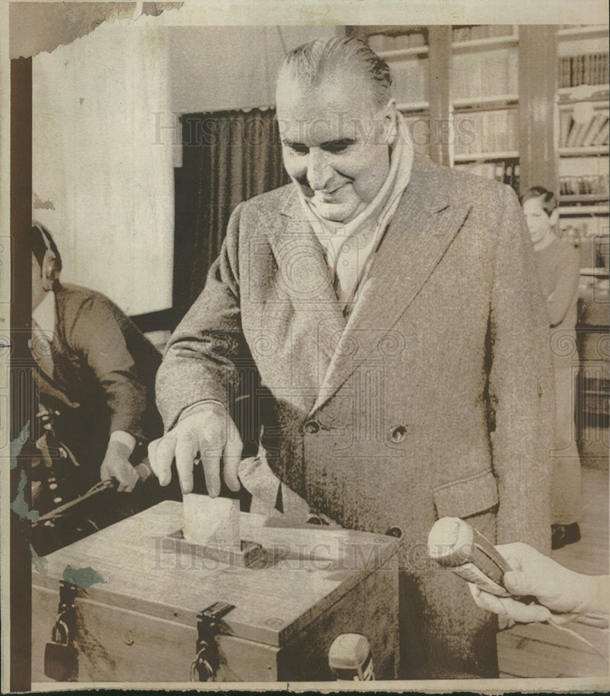 1973 Press Photo Georges Pompidou Pres of France casting ballot - Historic Images