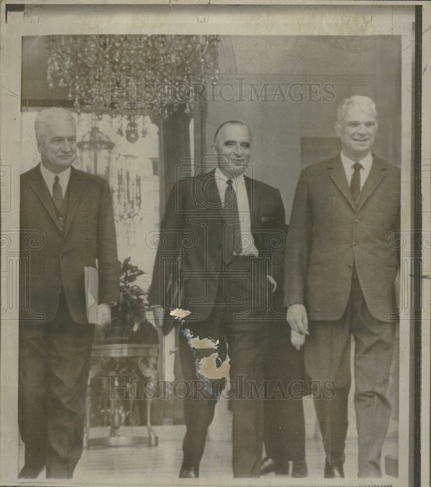 1967 Press Photo Georges Pompidou Premiere of France leaving Elysee Palace - Historic Images