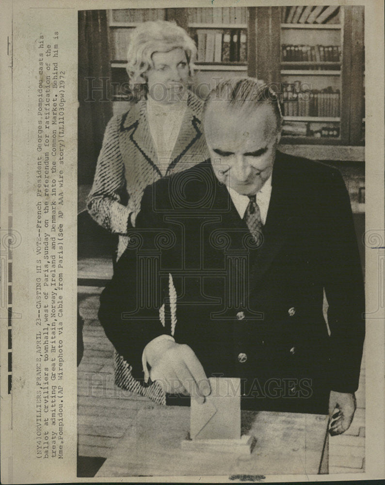 1972 Press Photo French President Pompidou And Wife At Voting Ballots in France - Historic Images