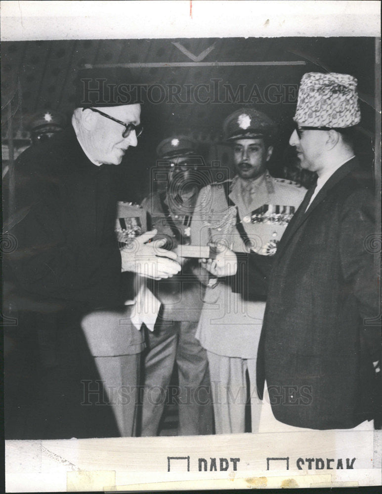 1967 Press Photo Father Marshall Moran receives medal from King Mahendra of Nepal - Historic Images