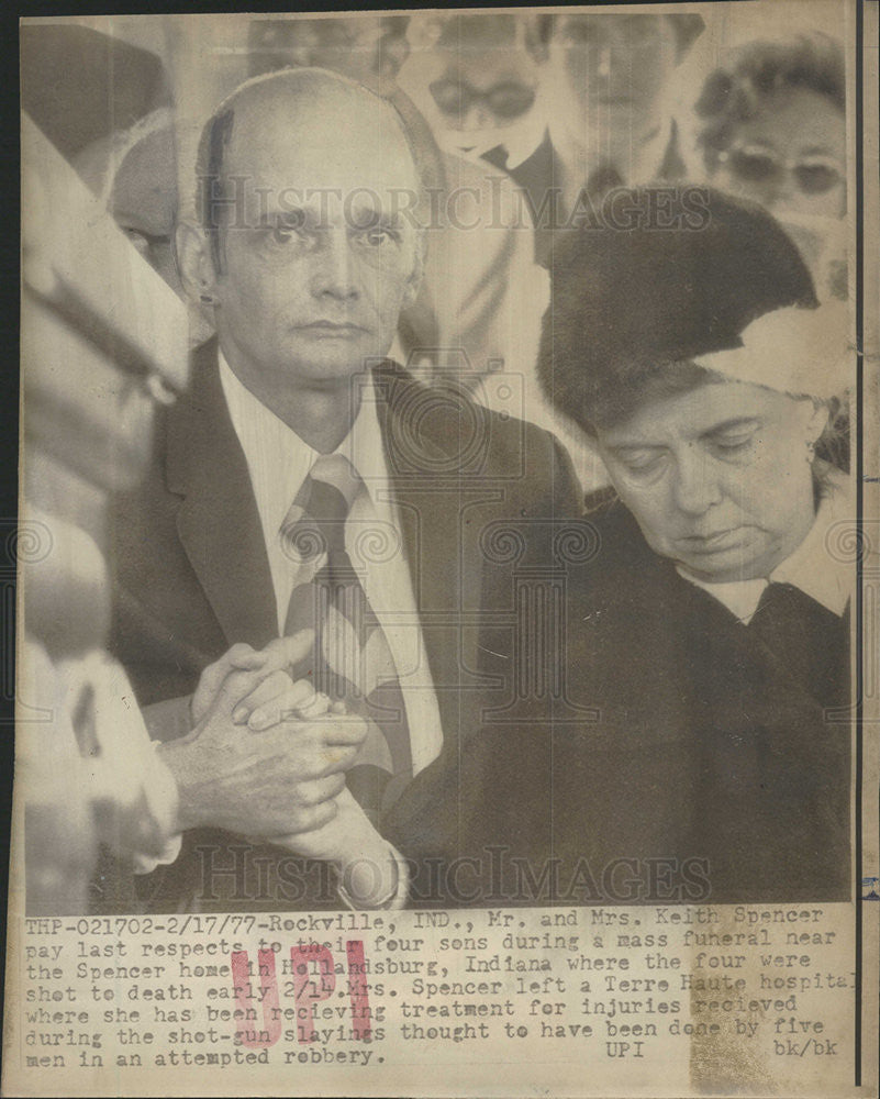 1977 Press Photo Mr &amp; Mrs Keith Spencer at funeral of their 4 sons that was shot - Historic Images