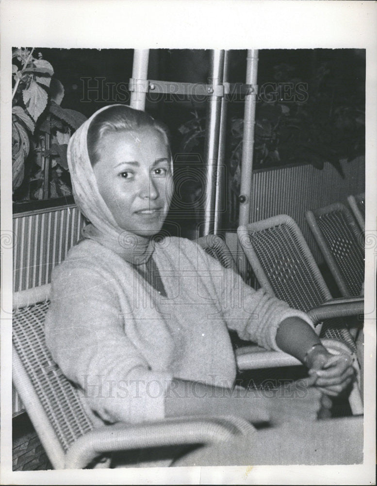 1959 Press Photo Barbara Purdom at a cafe in Via Veneto waing for husband Edmund - Historic Images