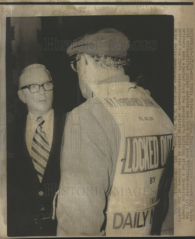 1974 Press Photo New York Printers Union President, Bertram Powers And Picketer - Historic Images