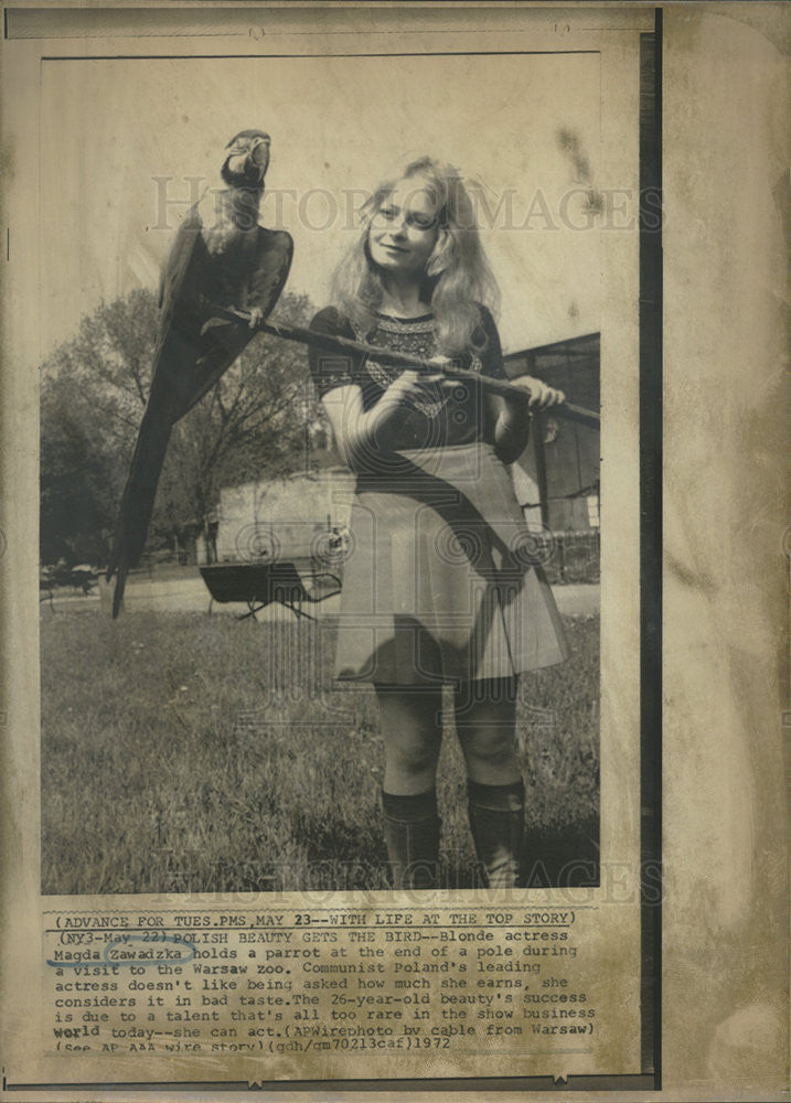 1972 Press Photo Actress Magda Zawadzka Warsaw Zoo Parrot - Historic Images