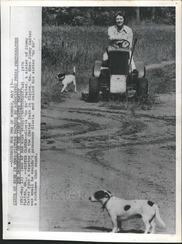 1976 Press Photo Gloria &quot;Go Go&quot; Carter sister of the President ridding lawnmower - Historic Images