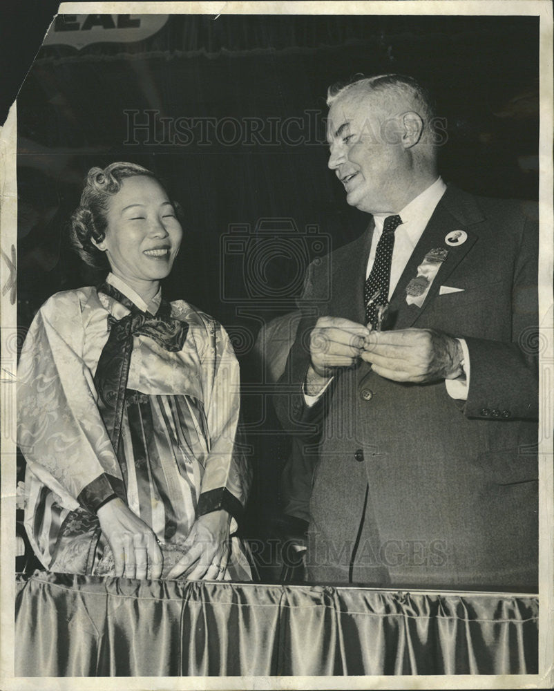 1952 Press Photo Mdm You Chan Yang wife of Korean Amb to the US w/ Oscar Ewing - Historic Images