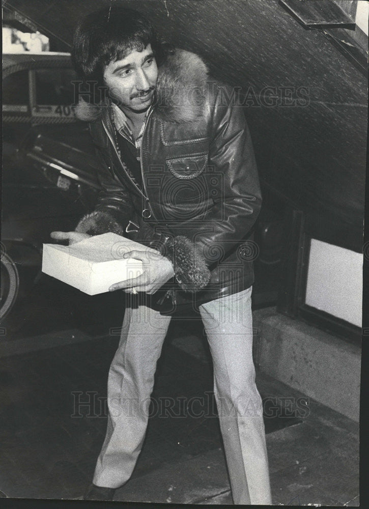 1975 Press Photo Montrose Zats professional pie hit man waits for victim - Historic Images